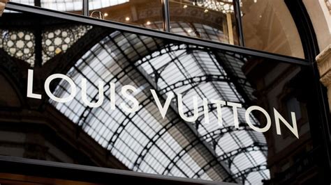 Louis Vuitton outlet in Paris ram